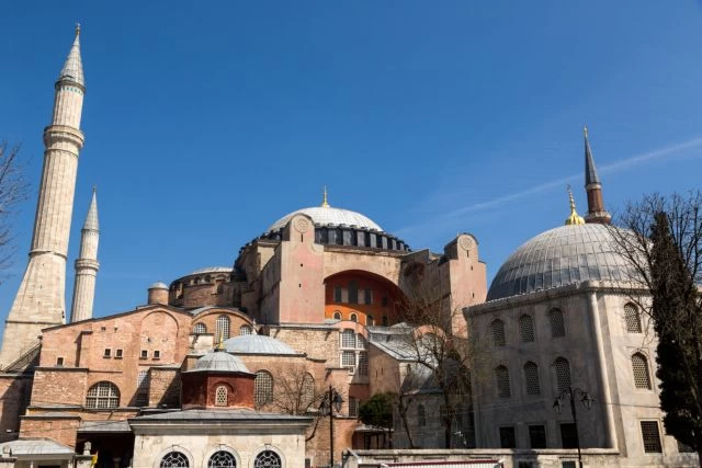 Σε άθλια κατάσταση η Αγία Σοφία ένα χρόνο αφότου έγινε τζαμί – Αποκαρδιωτικές εικόνες